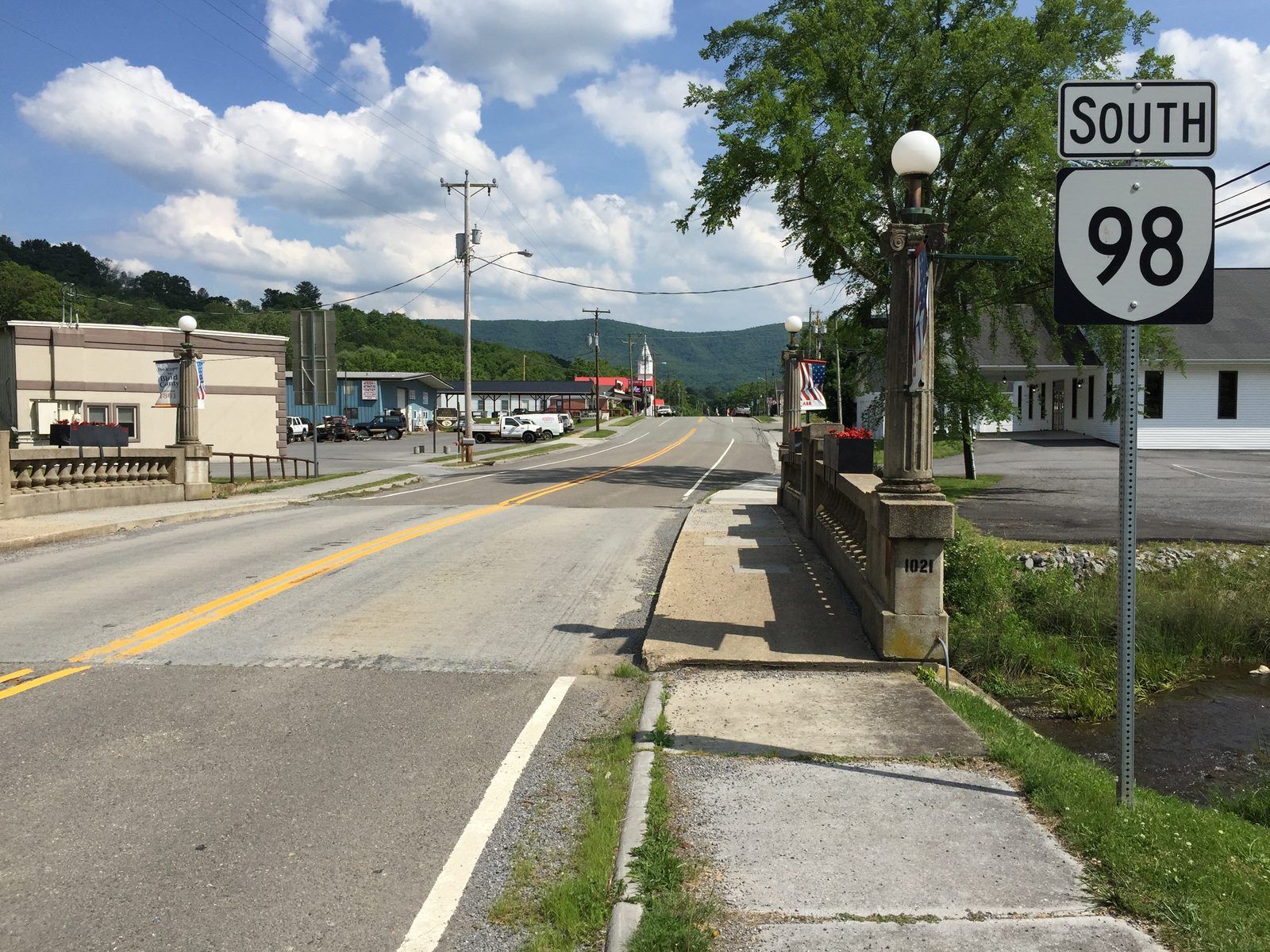 2017-06-11 16 05 49 View south along Virginia State Route 98 (Main Street) at U.S. Route 52 and Virginia State Route 42 in Bland, Bland County, Virginia